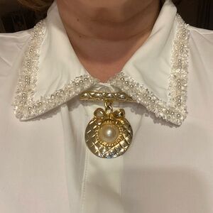 Vintage Chanel style Gold Pendant brooch with Pearl